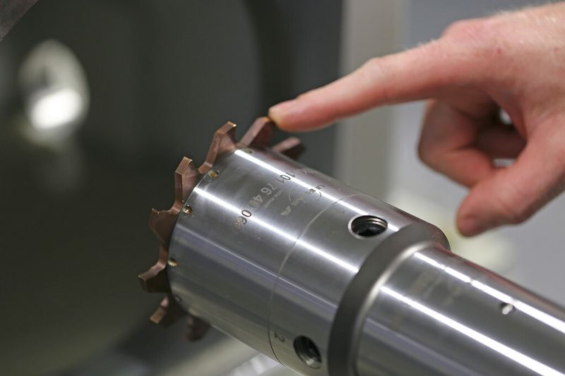 Das RX-Werkzeug ist mit einer 12-schneidigen HM-Reibahle bestückt, welche nur 4,3 mm breit ist. Trotz der schmalen Schneide kommt das Werkzeug ohne Führungsleisten aus, ist praktisch selbstzentrierend. (Bild: Matthias Böhm)