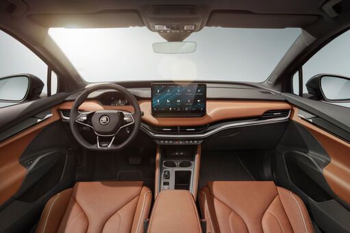Hinter dem Lenkrad sitzen digitale Instrumente und oben auf dem Armaturenbrett thront ein großer 13-Zoll-Touchscreen mit Smartphone-Menüführung. (Bild: Skoda)