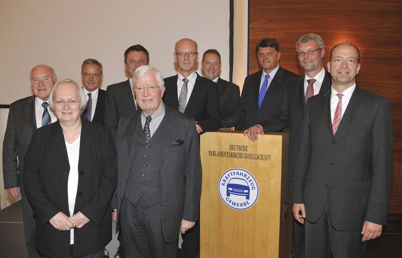 Trafen sich beim Parlamentarischen Abend des ZDK (v.l.): Ernst Hinsken (MdB), Valerie Wilms (MdB), Christoph Konrad (ZDK), Wilhelm Hülsdonk (ZDK), Robert Rademacher (ZDK), Siegfried Kauder (MdB), Henning Otte (MdB), Markus Grübel (MdB), Ulrich Dilchert (ZDK) und Axel Koblitz (ZDK). (Foto: Promotor)