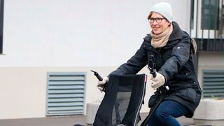 Angela Unger-Leinhos, Redakteurin der elektrotechnik AUTOMATISIERUNG, dreht auf dem Hof der Vogel Communications Group in Würzburg eine Runde auf dem Lastenrad Pino Cargo von Hase Bikes – und hat sichtlich Spaß dabei. (Bild: Ute Drescher - konstruktionspraxis)