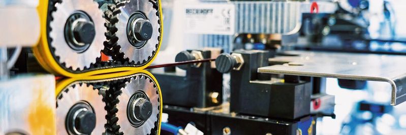 Hohe Prozesssicherheit gefordert: Abisolieren und Richten des Drahts.(Bild:  Grob Werke)