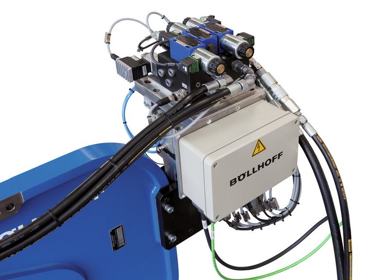Stanzniet Setzwerkzeug Konsole mit hydraulischem Ventilblock und Steuerungskoppelmodul. (Bild: Böllhoff)