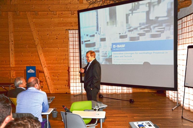 Dr. Joachim Richert von der BASF referiert über digitale Lösungen im Labor. (LABORPRAXIS, C. Lüttmann)