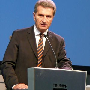 Günther H. Oettinger, Ministerpräsident Baden-Württemberg: „Das neue Entwicklungszentrum untermauert den hohen, an sich selbst gerichteten Qualitätsanspruch bei Trumpf und die damit verbundenen Ziele, als Marktführer gestärkt aus der Krise hervorzugehen.“ Bilder: Kuhn