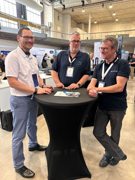 (v. l.) Johannes Weiss (AudioCodes), Stefan Härtwig (Allnet) und Wilfried Zingerle (AudioCodes) warten auf frischen Kaffee. (Bild: Vogel IT-Medien GmbH)