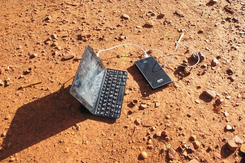 Même dans les terres rouges australienne, le paquet d'énergie APC de Schneider Electric recharge toute tablette, ipod, Natel et autres smartphones. Dans ce cas l'APC M10 est en train de recharger un mini Ipad. (Image: JR Gonthier)