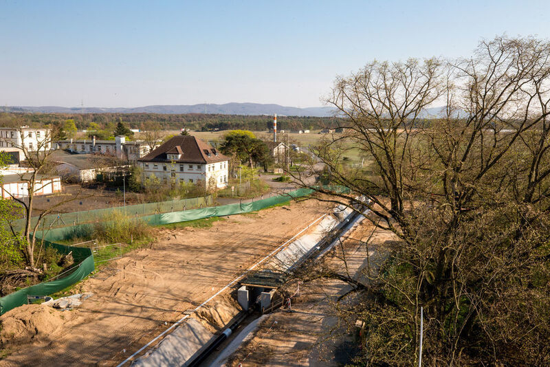 Voltages in the range of ± 550,000 volts and currents in the range of 5,000 amperes are required to investigate the lines under real conditions: On the test field, 130 meters of gas-insulated underground line were laid.  (Gregor Rynkowski / TU Darmstadt)