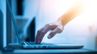 Angreifer können mit Tricks Audit-Protokolle umgehen und Downloads von SharePoint verheimlichen. Sicherheitsexperten empfehlen Zugriffsereignisse genau zu prüfen und ZTugriffsrechte streng zu kontrollieren. (Bild: spyarm - stock.adobe.com)