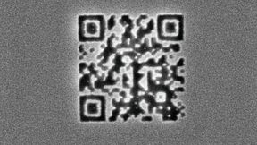 So sieht der kleinste QR-Code aus, den es bisher gibt. Er ist kleiner als eine Bakterie und wurde von der TU Wien in eine keramische Dünnschicht gebrannt. Und er hält ewig! (Bild: TU Wien)
