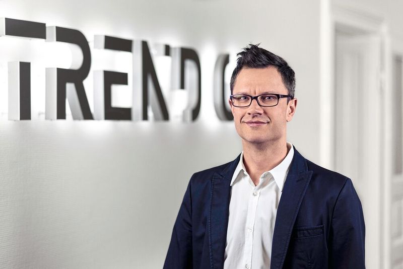 Torsten Rehder ist Senior Consultant für Innovation und Foresight bei Trendone, einer strategischen Innovationsberatung. Trendscout und. Zudem ist er Dozent für Trend- und Foresight-Management und Herausgeber und Autor der Trendone Trendbook-Reihe und des „Survival Guide for Innovators”. Mit seiner analytischen Herangehensweise übersetzt er globale Trends in Zukunftsszenarien und unterstützt seine Kunden dabei, die Erkenntnisse in wertvolle Geschäftsmöglichkeiten umzuwandeln. (Bild: Holger Friedrich)