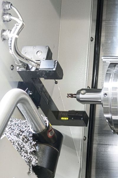 Das kombinierte Lasermesssystem mit 3D-Mess­taster kommt bei der Einstellung und Überwachung des kompletten Werkzeugspektrums zum Einsatz.  (Blum-Novotest)