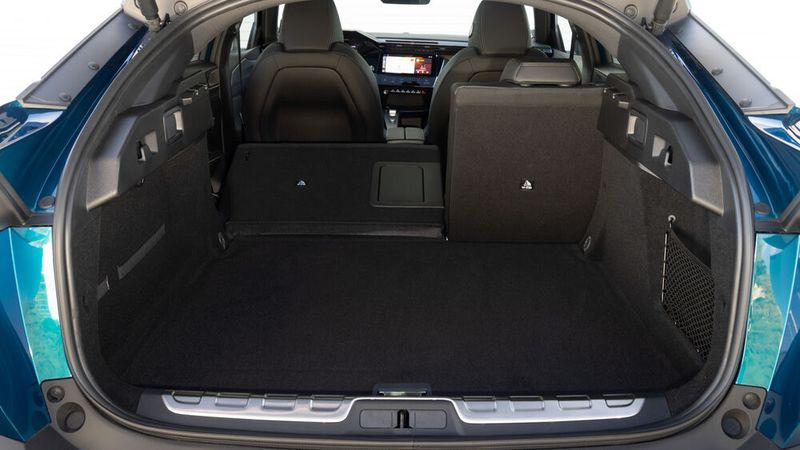 Die Rücksitzlehnen lassen sich umklappen und erweitern das Ladevolumen auf 1.611 Liter.  (Bild: Peugeot)