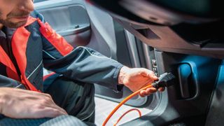 Ob wie aktuell mit dem HU-Adapter oder künftig auch „over the air“: Die Prüforganisationen sehen den Zugang zu sicherheits- und umweltrelevanten Fahrzeugdaten als unerlässlich an. (KÜS)