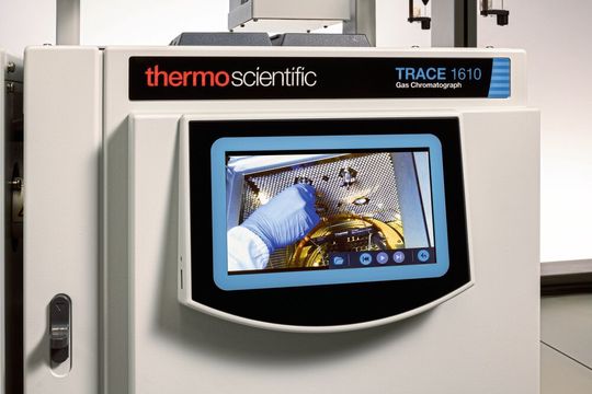 Abb. 2: Die neuen Gaschromatographen verfügen über ein großes, bedienerfreundliches Display, über das auch das Manual abgerufen oder Videos zu bestimmten Arbeitsschritten angeschaut werden können.(Bild:  Thermo Fisher Scientific)