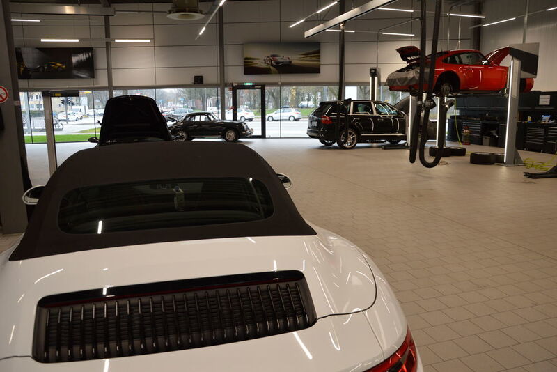 Freie Sicht und Tageslicht: Die Werkstattarbeitsplätze im Porsche-Zentrum Hamburg können sich sehen lassen. (Achter / »kfz-betrieb«)