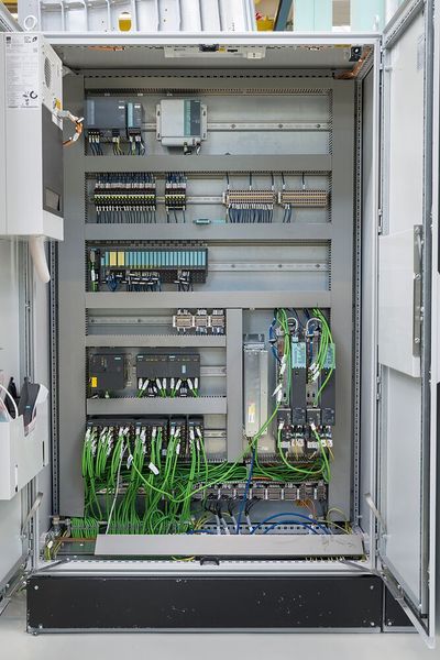 Durchgängige Automatisierung mit Siemens Totally Integrated Automation: Schaltschrank mit zentraler Steuerung des PLC (Programmable Logic Controler), I/O-Station und fehlersicherer Kommunikation über die Sicherheitsmodule Profi-Safe- und Profi-Net-Bussystem.  (Premium Aerotec)