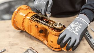 Um ihren Robotern ein zweites Leben zu geben, hat Kuka verschiedene Refurbish-Leistungen entwickelt. (Bild: Kuka Roboter)