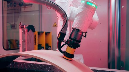 ABB Robotics informiert, dass man einmal mehr den Anwendern zugehört hat. So kann man nun in eine neue Roboterzelle investieren, die auch für KMU erschwinglich ist und die das aufwändige Schleifen und Polieren automatisch besorgen kann.(Bild:  ABB)