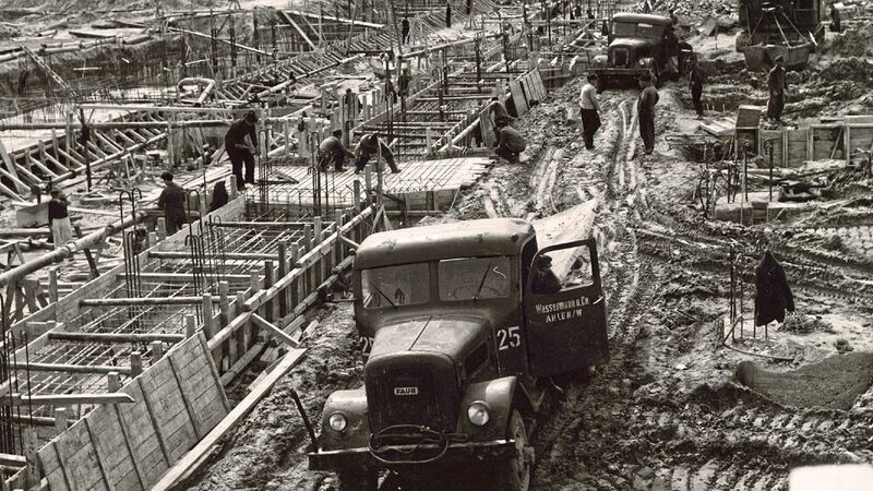 Ab Mai 1955 sind rund 2.000 Arbeiter täglich auf der Riesenbaustelle beschäftigt. 600.000 Quadratmeter Schalholz werden für den Betonguss verbraucht. (VWN)