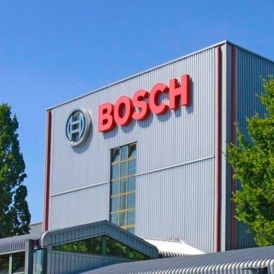 Bosch hat im letzten Jahr schon Tausende von Stellen abgebaut. Aber die Pläne sehen bekanntlich vor, dass es Zigtausende werden. Wie es heißt, laufen die Verhandlungen in den meisten betroffenen Werken zufriedenstellend, um das Schlimmste zu vermeiden. (Bild: Bosch)