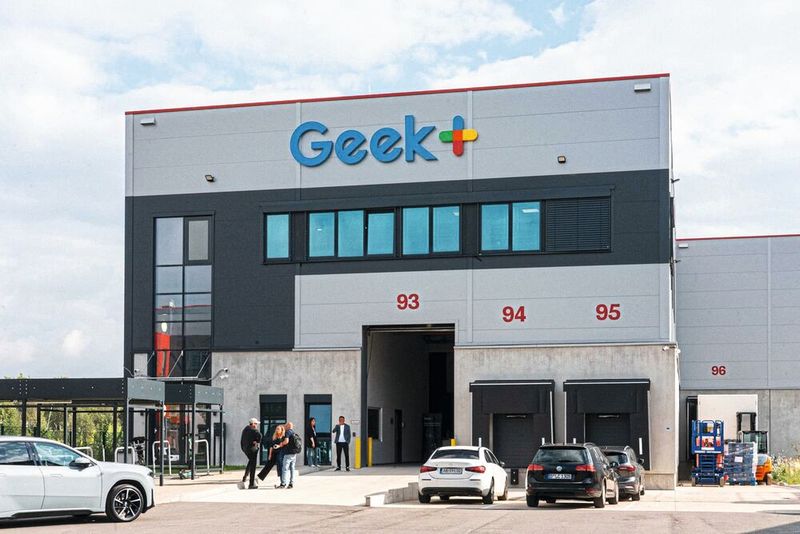 KI trifft Lagerrobotik: Im Düsseldorfer Innovation Lab demonstriert Geekplus unter anderem humanoide Roboter, mobile Transportsysteme und das KI-Framework Gravity. (Bild: Geekplus)