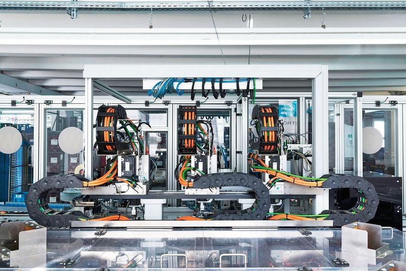 Drei Weiss-Achskombinationen laufen platzsparend auf einer einzigen Linearmotorachse HN 100 und wurden als komplett vormontiertes, einbaufertiges System geliefert. (Weiss)