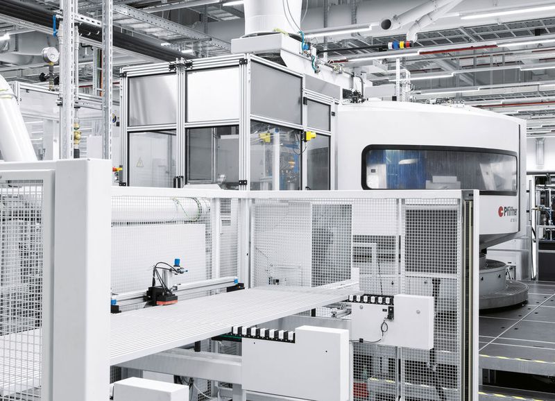 Blick auf die Halbzeuge, bevor sie ihren Weg in die spanende Fertigung antreten. Am Ende werden montagefertige Ventilgehäuse herauskommen. (Festo)