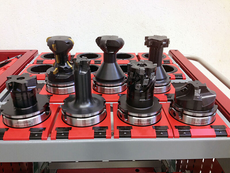 Werkzeugsatz bestehend aus drei Standard- und vier Sonder-Formfräser für Zwiebelnuten an einer Kompressorscheibe eines Gas-Turbinen-Rotors. (Walter)