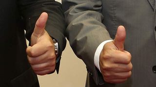 Evonik startet Produktionsanlage für PVC-Weichmacher der neuen Generation – v.l. Jan van den Bergh, Leiter des Geschäftsbereichs Advanced Intermediates, Marls Bürgermeister Werner Arndt, Evonik-Vorstand Dr. Dahai Yu, Dr. Rainer Fretzen, Leiter des Geschäftsgebiets Performance Intermediates. (Bild: Evonik)