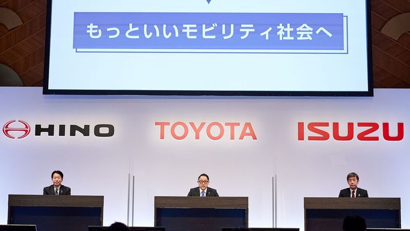 Asiatische Allianz: (v.li.) Die Präsidenten von Hino, Toyota und Isuzu – Yoshio Shimo, Akia Toyoda und Masanori Katayama – vereinbaren eine technische Zusammenarbeit im Nutzfahrzeugbereich.(Bild:  Auto-Medienportal.Net/Toyota)