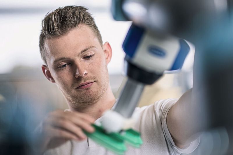 Schmalz entwickelt individuelle Systeme und Komponenten für die Mensch-Roboter-Kollaboration, die sich sehr intuitiv konfigurieren und modifizieren lassen. (Schmalz)