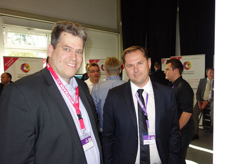 (l.) Marc Schumacher, capeletti & perl, schaut sich die Demo von Martin Klein, Wortmann an. (Bild: IT-BUSINESS)