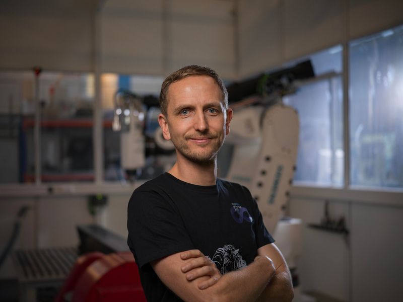 Ein Entwicklerteam aus Experten des Fraunhofer-Instituts für Fertigungstechnik und Angewandte Materialforschung (IFAM) in Stade und Siemens entwickelten einen Roboter-Hybridantrieb für präzise Fertigung. Das Konzept basiert auf der Kombination zweier grundsätzlich unterschiedlicher Antriebsarten, Direkt- und Getriebeantrieben, und vereint beide Stärken. Das Ergebnis ist ein Roboter, der selbst bei hohen Vorschüben vibrationsarm und stabil bleibt – und damit nahe an die Präzision klassischer Werkzeugmaschinen herankommt. Der Roboter wird zu einer Art Schweizer Taschenmesser der Fertigung – je nach Aufgabe kann er 3D drucken, fräsen oder reparieren. Zum Team gehören Sven Tauchmann, ... (Bild: Siemens)