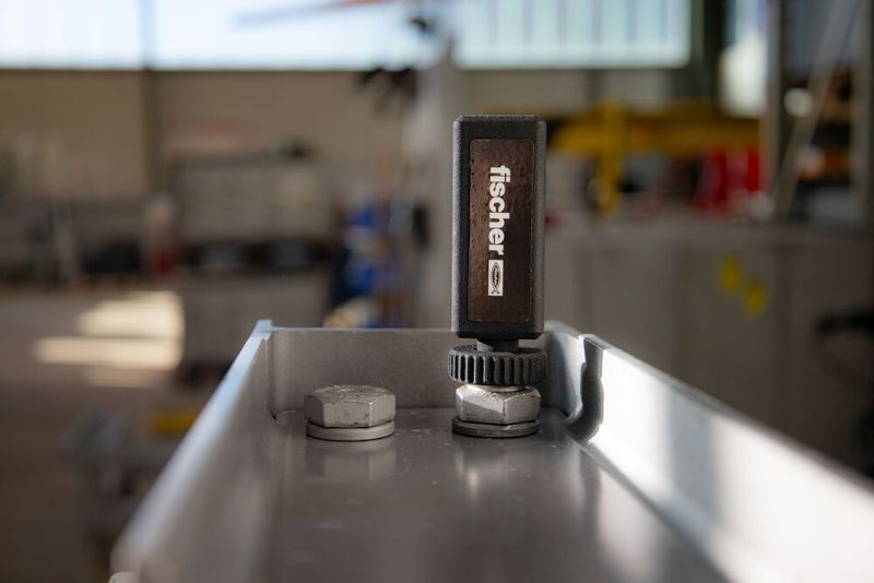 Volle Fahrt voraus – mit voller Kontrolle: Die direkte Überwachung der Schraubenvorspannung durch Sensortechnik erlaubt grosse Zeit- und Kosteneinsparungen durch gezieltere Wartung – jetzt auch bei der Achterbahn «blue fire Megacoaster» im Europa-Park. Generell lässt sich durch sensorintegrierte fischer Produkte wie den SensorBolt (Bild) die Effizienz beim Erhalt und Betrieb der Anlage enorm steigern, ihre Sicherheit erhöhen, ihre Ausfallzeiten verringern und ihre Nutzungsdauer verlängern. (Bild: fischerwerke)