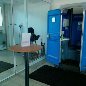 Ein Toilettenhäusschen mitten im Autohaus wäre sonst undenkbar, hilft dem Autohaus Klaiber aber aktuell in der Corona-Krise.(Bild:  Autohaus Klaiber)