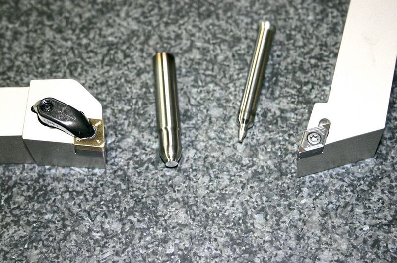 Zum Schrupp- und Schlichtdrehen auf bis zu 62 HRC gehärtete Stifte für Presswerkzeuge stellt der Werkzeughersteller Iscar die jeweils geeigneten Werkzeuge mit CBN-Schneidplatten zur Verfügung.  (Iscar)