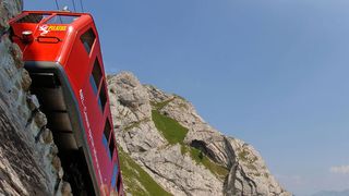 Die Pilatusbahn in der Zentralschweiz ist mit 48 Prozent Steigung die steilste Zahnradbahn der Welt. (www.perretfotoch.ch)