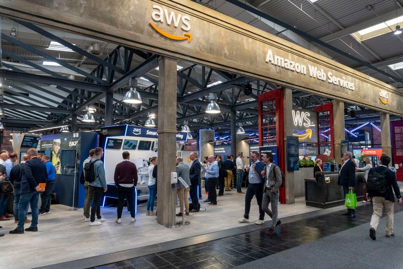 AWS bot nicht nur vielen kleineren Unternehmen ein wortwörtliches Dach(-gerüst) über dem Kopf, sondern präsentierte auch eigene Produkte. Eines davon ist AWS IoT Core, bei dem es sich um einen Cloud-Service handelt, der Milliarden von Geräten und Billionen von Nachrichten unterstützen, verarbeiten und weiterleiten können will. Der Service unterstützt verschiedene relevante Protokolle. Eine eigene Verwaltung der Infrastruktur ist nicht nötig. (Bild: Vogel Communications Group)