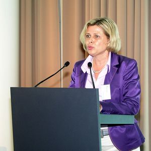 Monique Juillerat, Unternehmenssprecherin Endress und Hauser, eröffnet die Bilanzmedienkonferenz 2010 und gibt einen Vorgeschmack auf die Reden, indem sie die Veränderungen in der Führungsetage erläutert: „Es war ein bewegtes Jahr für uns. Mitglied des Management-Boards Torsten Knoch, bisher für Produktion und Technologie zuständig, hat das Unternehmen nach nur einem Jahr wieder verlassen. Dr. Gerhard Jost und Matthias Altendorf werden als Mitglieder des Executive Board die strategische Entwicklung der Firmengruppe vorantreiben. Ihre Verantwortung als Geschäftsführer der beiden größten Produktionsstätten der Firmengruppe nehmen sie auch künftig wahr: Dr. Gerhard Jost leitet weiterhin den Durchflussmesstechnik-Hersteller Endress+Hauser Flowtec im schweizerischen Reinach, Matthias Altendorf den auf Füllstand- und Druckmesstechnik spezialisierten Standort im deutschen Maulburg.“ 