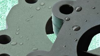 Bild 1: Beide Aluminiumgussteile sind vor Korrosion geschützt. Dazu wurden auf die Teile eine PFA-Doppelschicht (links) und ein Schichtverbund aus Harteloxal und PFA  (rechts) aufgebracht. Beide Schichtsysteme sind zudem wasserabweisend. (Bild: AHC)