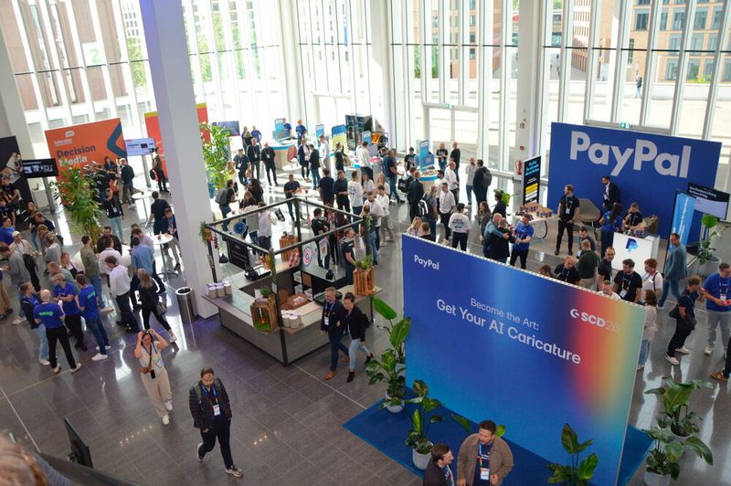 Blick ins Foyer des Confex mit Ständen der Sponsoren PayPal, idealo, klaviyo, mollie sowie der Expo Partner innochange, 8mylez, creoline, Custobar und der Deutschen Telekom. (Bild: Shopware)