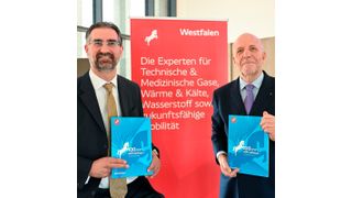 Dr. Thomas Perkmann (l.) und Wolfgang Fritsch-Albert freuen sich über die positive Entwicklung der Westfalen Gruppe, die nun auch im neuen Geschäftsbericht dokumentiert ist. (Bild: Westfalen)