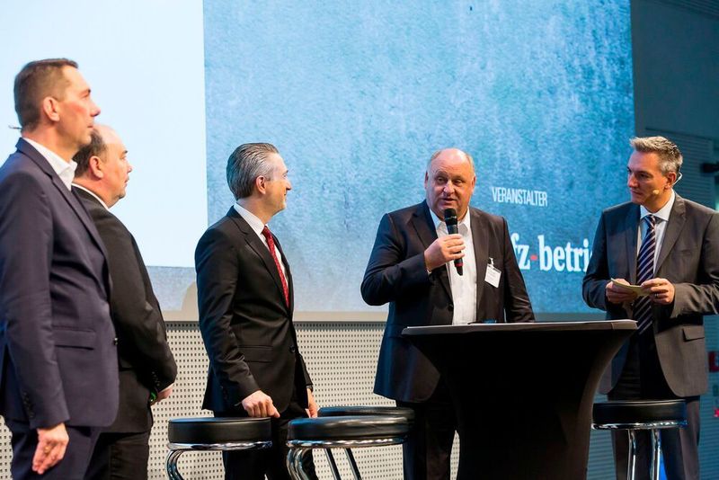 An einer Podiumsdiskussion zum Thema Werkstatttests beteiligte sich neben Frank Minnich (li.), Peter Baudrexel und Patrick Eheim auch Autohändler Helmut Peter. Wolfgang Michel (re.) stellte die Fragen. (Stefan Bausewein)