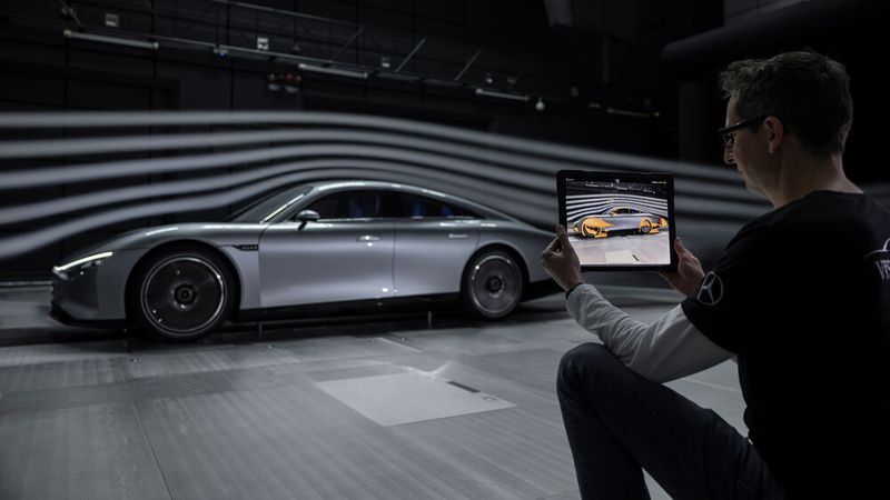 Mithilfe von Augmendet Reality haben die Ingenieure die Fahrzeugform optimiert. (Bild: Mercedes Benz AG)