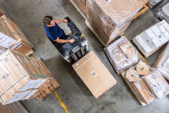 Schön zu erkennen: Auf der Oberseite der Packstücke befindet sich der 2D-Code, der von unzähligen Kameras in einem Distributions- beziehungsweise Logistikzentrum erkannt und in das Warehouse-Management-System überspielt wird, das die weiteren Arbeitsschritte einleitet.(Bild:  Dachser/Fraunhofer-IML)