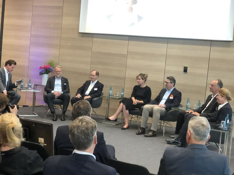 Mögliche Lösungen wie beispielsweise die Einführung eines international konkurrenzfähigen Industriestrompreises wurden am ersten Messetag in einem Spitzengespräch zwischen den wichtigsten Köpfen der Industrie und Mona Neubaur (4.v.l.), Ministerin für Wirtschaft, Industrie, Klimaschutz und Energie in Nordrhein-Westfalen diskutiert. (Bild: Vogel Communications Group/Juliana Pfeiffer)