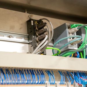 Schnelles I/O-Modul mit vier IO-Link-Eingängen: Das kompakte Multiprotokoll-Gerät TBEN-S2-4IOL dient als Schnittstelle zwischen Sensoren und SPS.(Bild:  Turck)