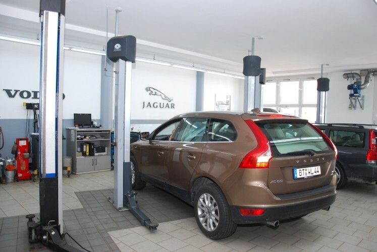 Die verschiedenen Marken werden vom zuständigen Team an festgelegten Arbeitsplätzen bearbeitet. (Foto: Holz)