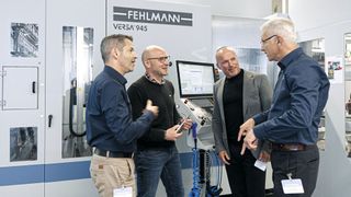 Escha, Fehlmann, Gibas und Evomecs arbeiteten von Anfang an eng zusammen, um die technischen, organisatorischen und digitalen Anforderungen optimal aufeinander abzustimmen. V. l. n. r.: Alain Strebel (Verkaufsleiter Nord-Europa, Fehlmann), Benjamin Unruh (Projektmanager, Escha), Enrico Akkerman (CCO, Gibas) und Peter Potjans (Fehlmann). (Bild: Fehlmann)