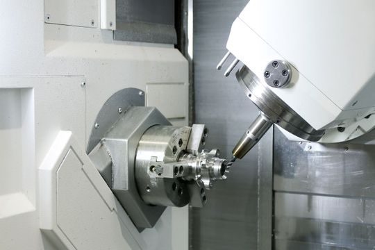 (Nach erfolgreicher Simulation werden die Daten auf die Werkzeugmaschine übertragen und die tatsächliche Fertigung gestartet – hier ein fertiges Werkstück eingespannt in der Mazak Integrex i 100ST. Bildquelle: Oltrogge)